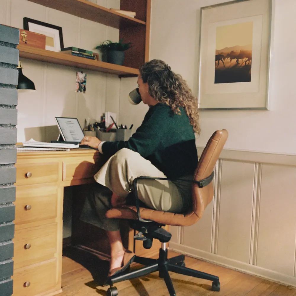 desk-work-tech-neck desk worker tech neck poor posture
